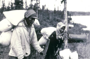 Innu headed to Nipississ by way of Amatshuatakan. Photo courtesy Stephen Loring and the National Anthropological Archives, Smithsonian Institution.