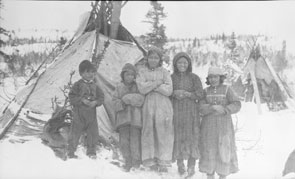 Ukueiau Pinamen (Rich), Manishan, and Mani (Rich) Poker, mother of Kaniuekutat. Photo Fredick Waugh, courtesy Canadian Museum of Civilization, no. 54582.