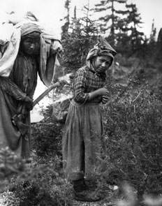 Innu headed to Nipississ by way of Amatshuatakan. Photo courtesy Stephen Loring and the National Anthropological Archives, Smithsonian Institution.