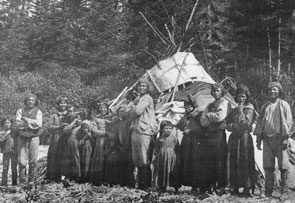 Innu family at their camp at the end of Kakatshu-utshishtun. Photo Rupert Baxter, courtesy Labrador Institute, Memorial University.